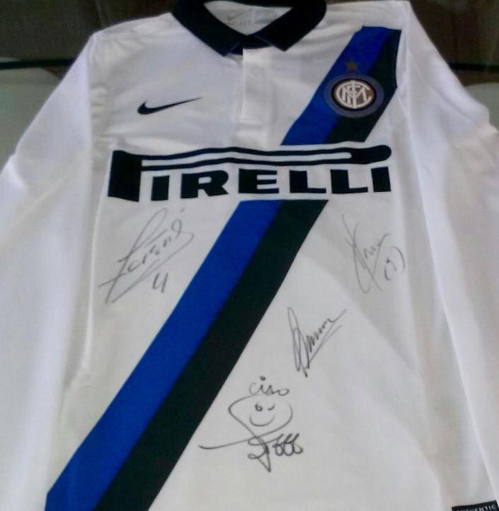 ACQUISTA LA MAGLIA DELL INTER AUTOGRAFATA In campo con il cuore